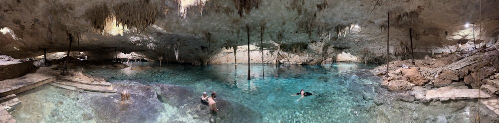 Mexico Cenote Personen am Schwimmen in den Cenoten