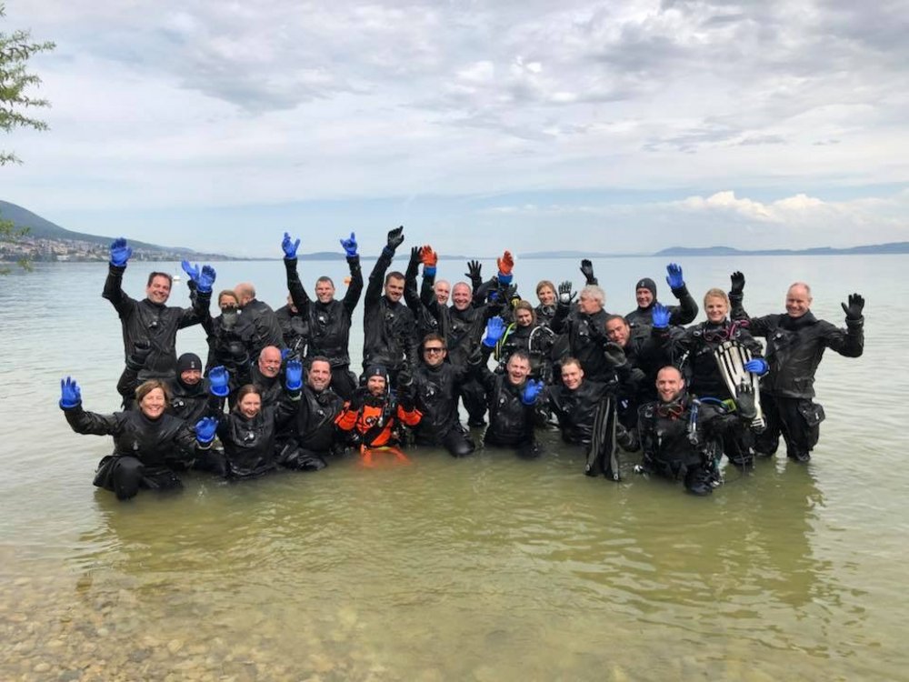 Das Team im Neuenburgersee mit ihren Trockis