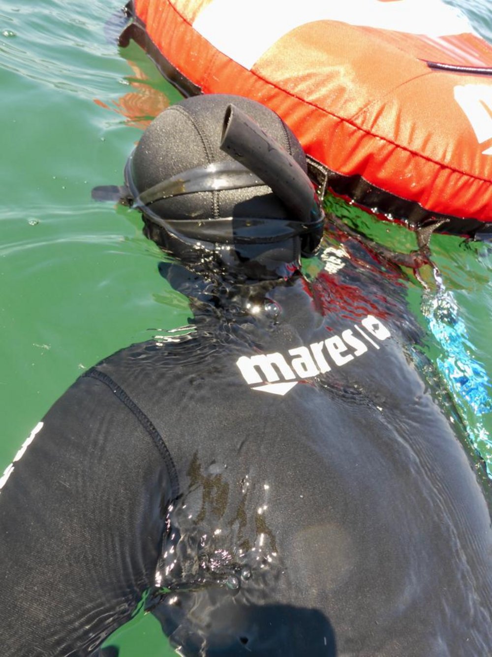 Freediver mit Boje im See