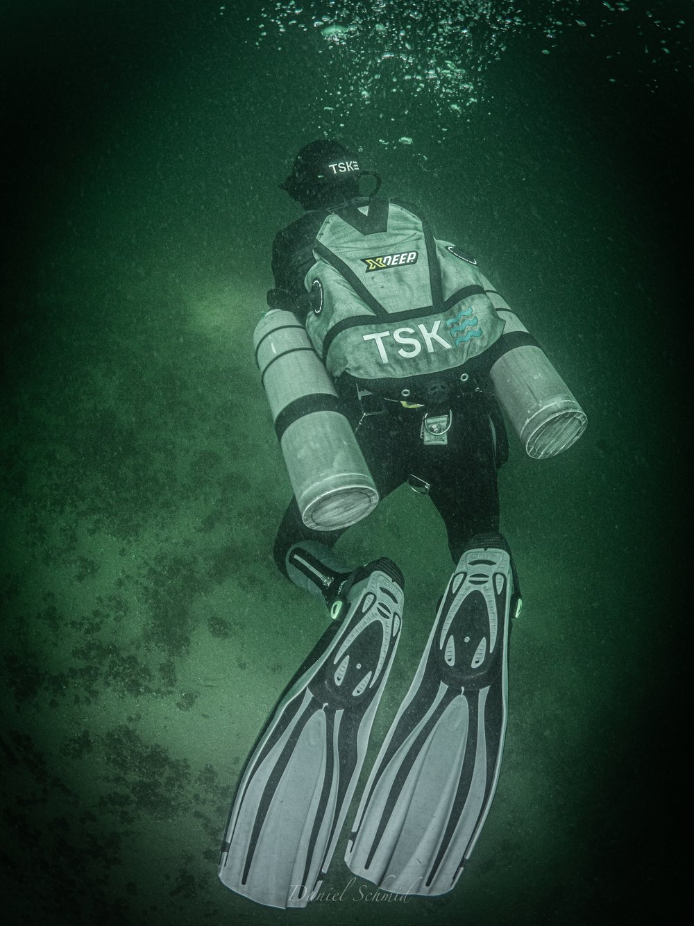 Taucher von Oben in Sidemount Konfiguration