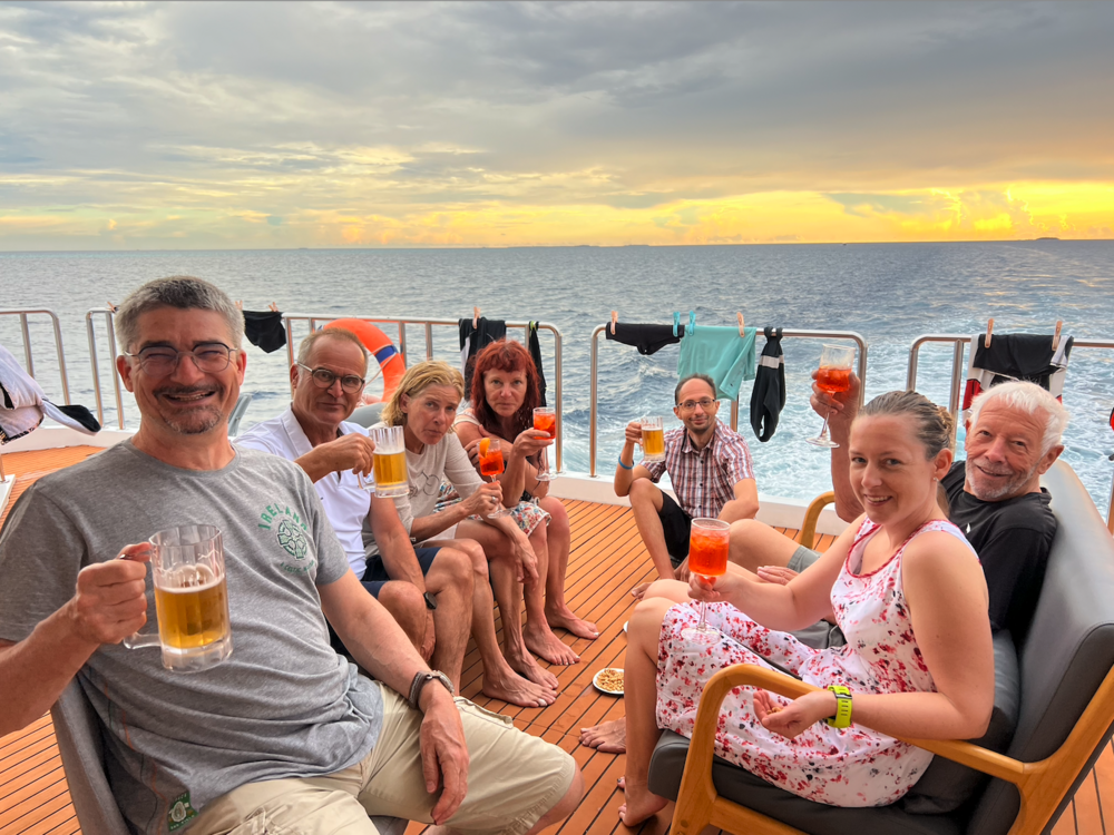 Gruppenfoto bei Sonnenuntergang | Olga Bingisser