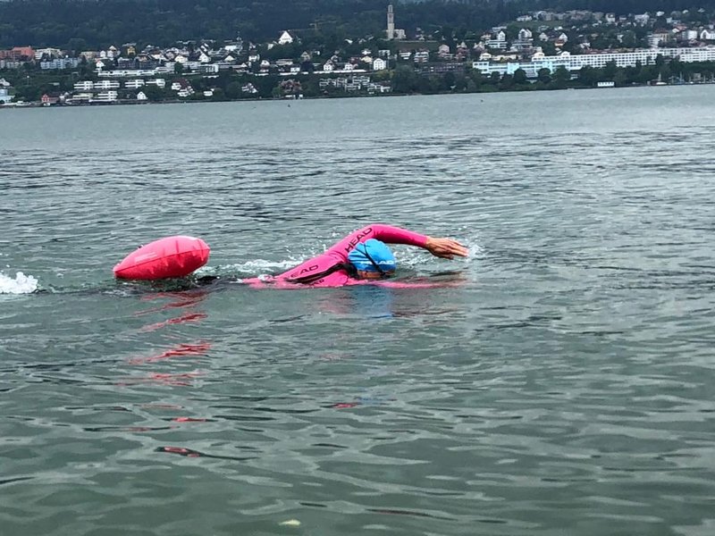 Schwimmerin mit Sicherheitsboje