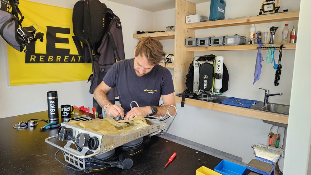 rEvo Werkstatt TSK Bern Techniker Lars beim Service eines rEvo CCR Gerätes