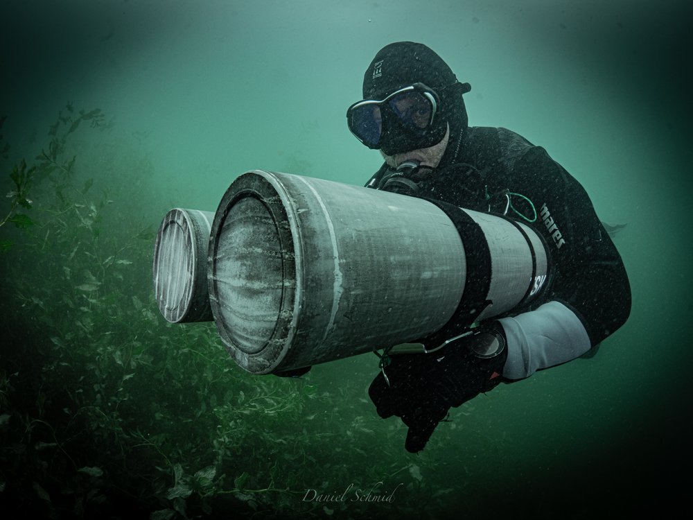 Taucher in Sidemount Konfiguration im See