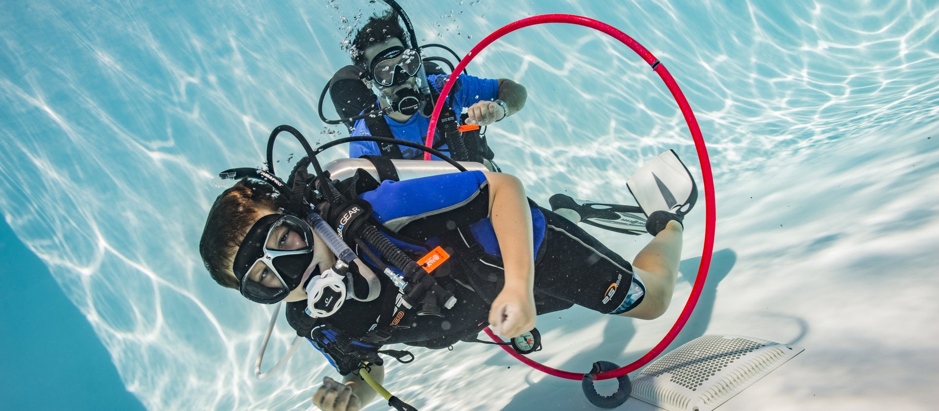 Junior Taucher während Skill im Pool