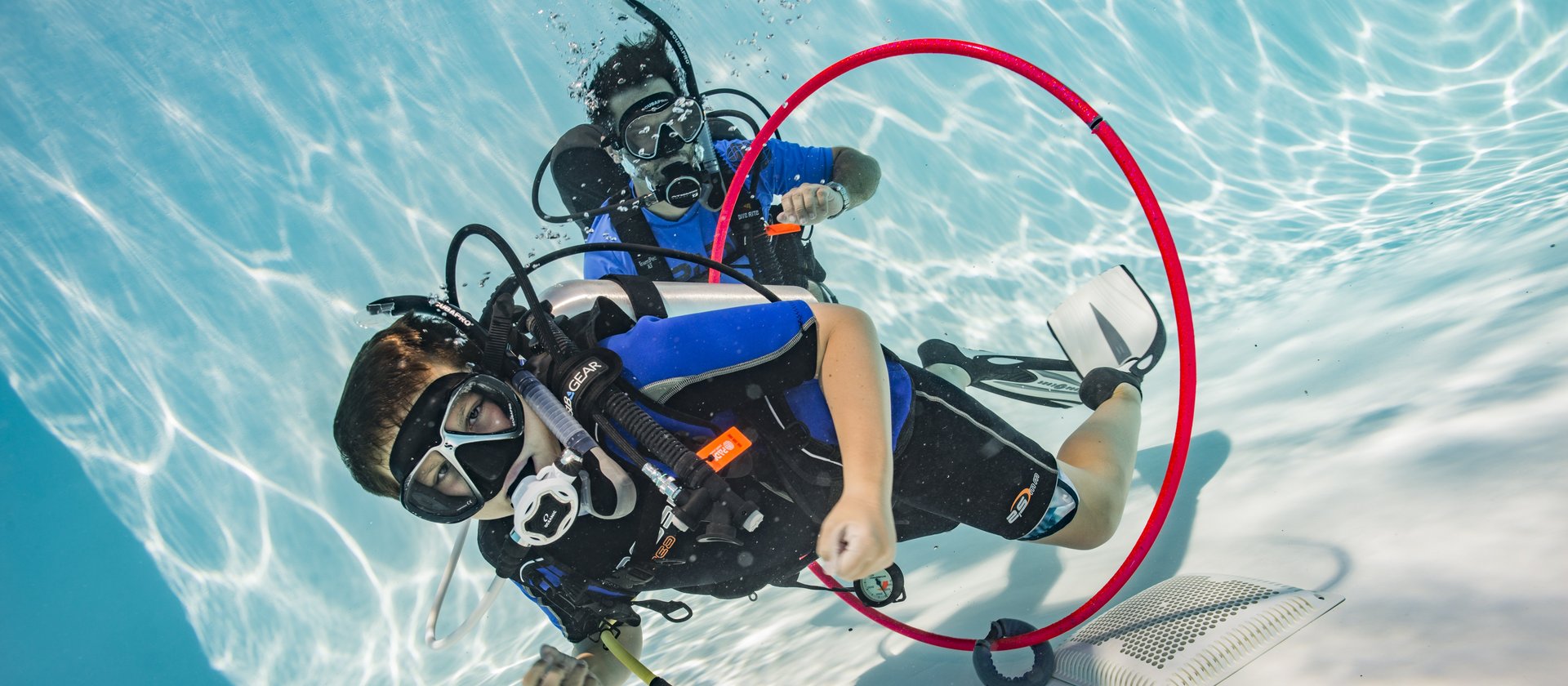 Junior Taucher während Skill im Pool