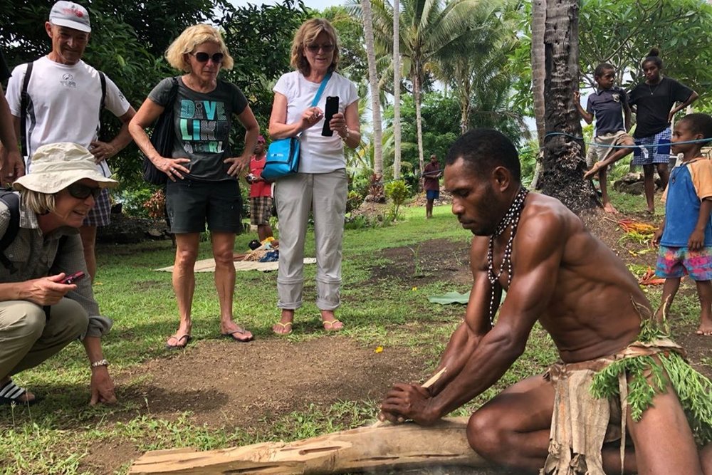 Ureingeborener zusammen mit den Touristen auf dem Bild