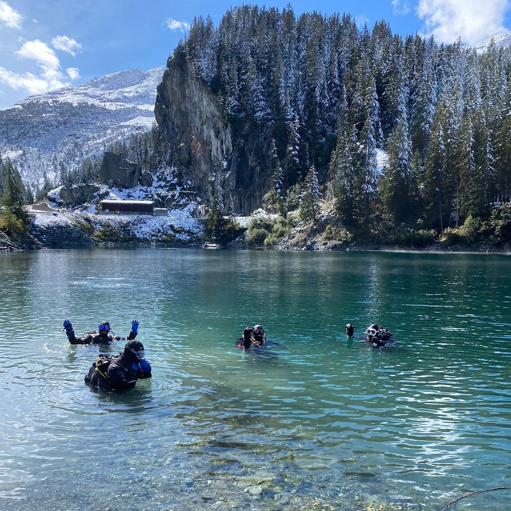 TSK Tschiggi Tauchreise im Engadin Taucherinnen im Wasser