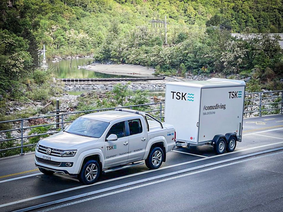 TSK-Ticino-Mobile-Tauchbasis Unsere mobile Tauchbasis mit Kompressor und Ausrüstung im Pickup und Anhänger.