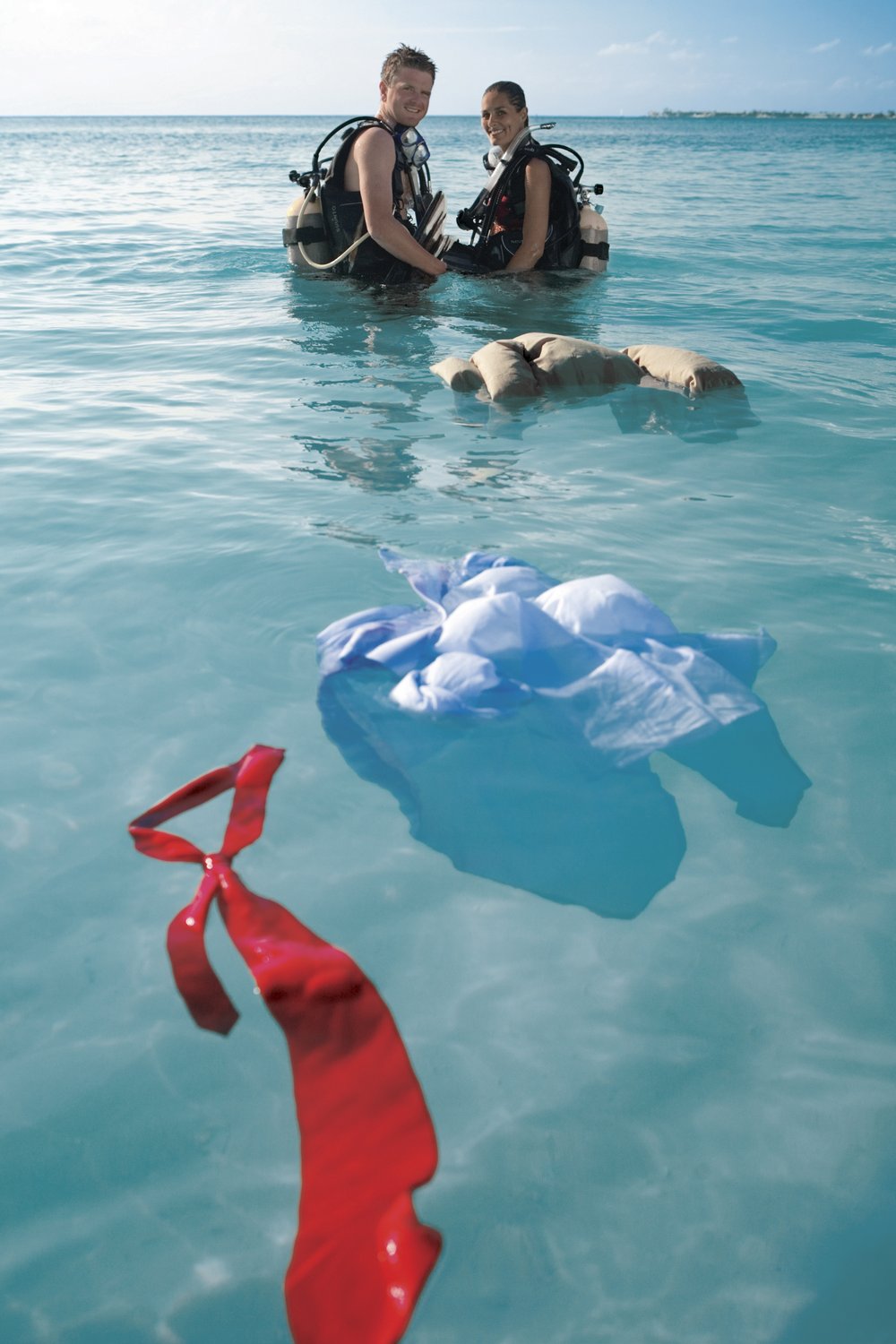 Ein PADI Instructor schmeisst sein Hemd und Krawatte weg und geht Tauchen 