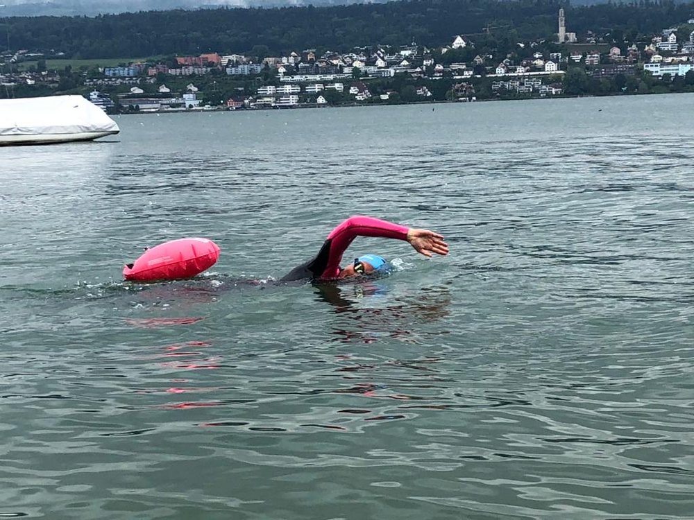 TSK Sicherheit Farben Frau trägt farbigen Tauchanzug