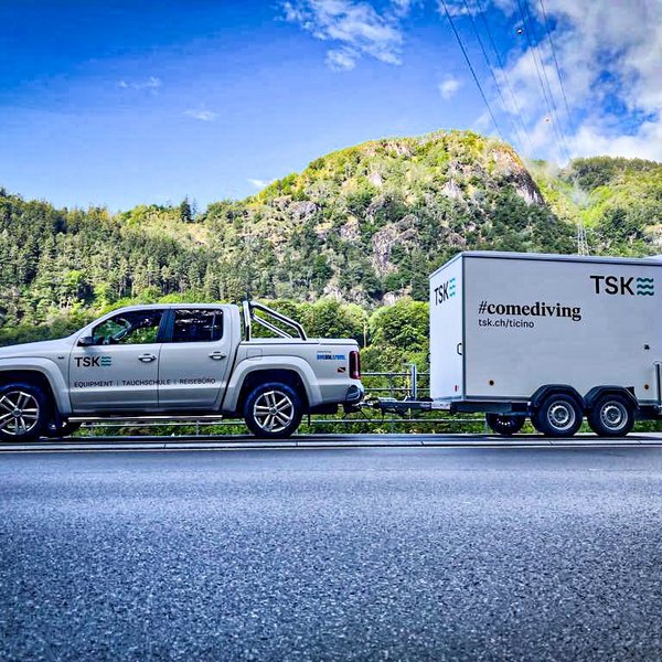 TSK-Ticino-Mobile-Tauchbasis Unsere mobile Tauchbasis mit Kompressor und Ausrüstung im Pickup und Anhänger.