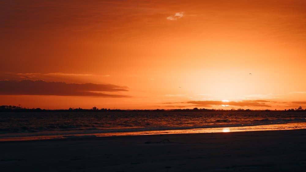 Ein Bild mit einem Sonnenuntergang irgendwo am Meer