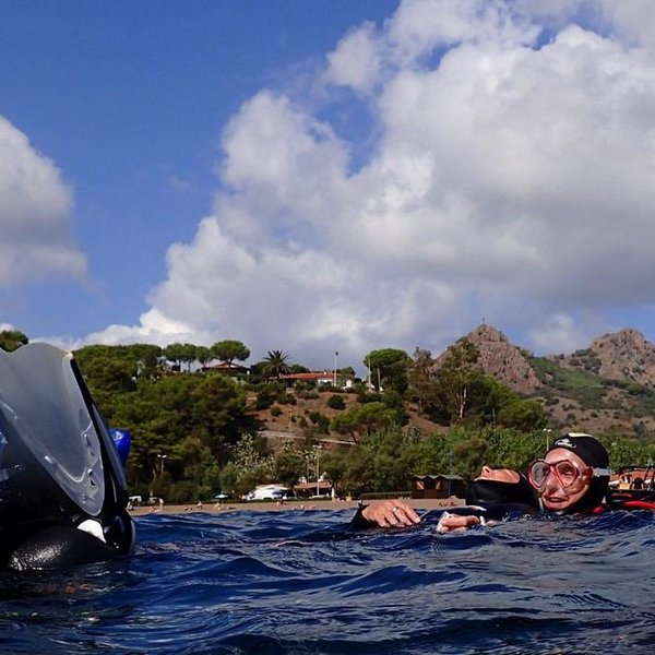 Mehrere Taucher absolvieren den Rettungstaucher Kurs im Meer mit TSK.