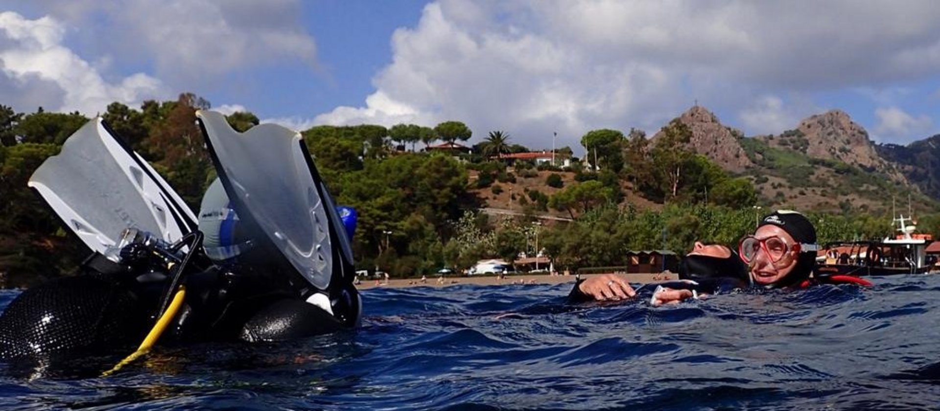 Mehrere Taucher absolvieren den Rettungstaucher Kurs im Meer mit TSK.