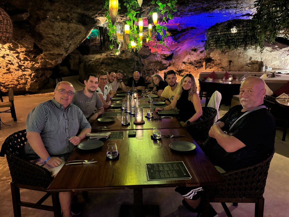 Abendessen in einer echten Cenote Abendessen in einer echten Cenote