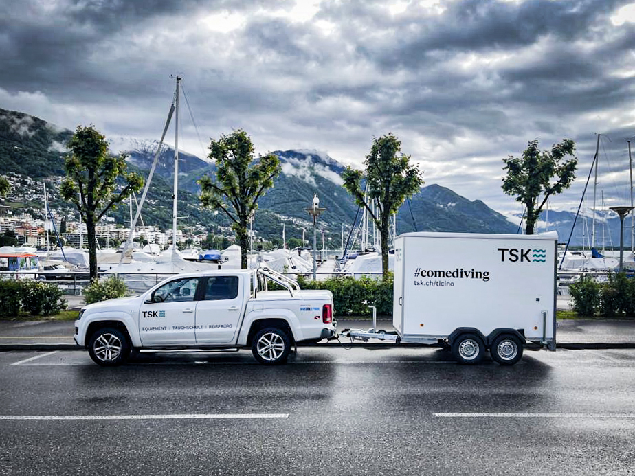 TSK-Ticino-Mobile-Tauchbasis Unsere mobile Tauchbasis mit Kompressor und Ausrüstung im Pickup und Anhänger.